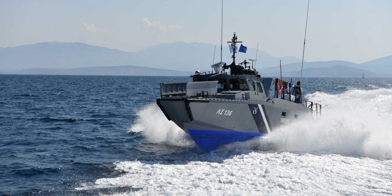 Καμένα Βούρλα: Βυθίστηκε σκάφος με τρεις επιβάτες -Εξέπεμψαν σήμα κινδύνου με καπνογόνο και τους έσωσε το Λιμενικό